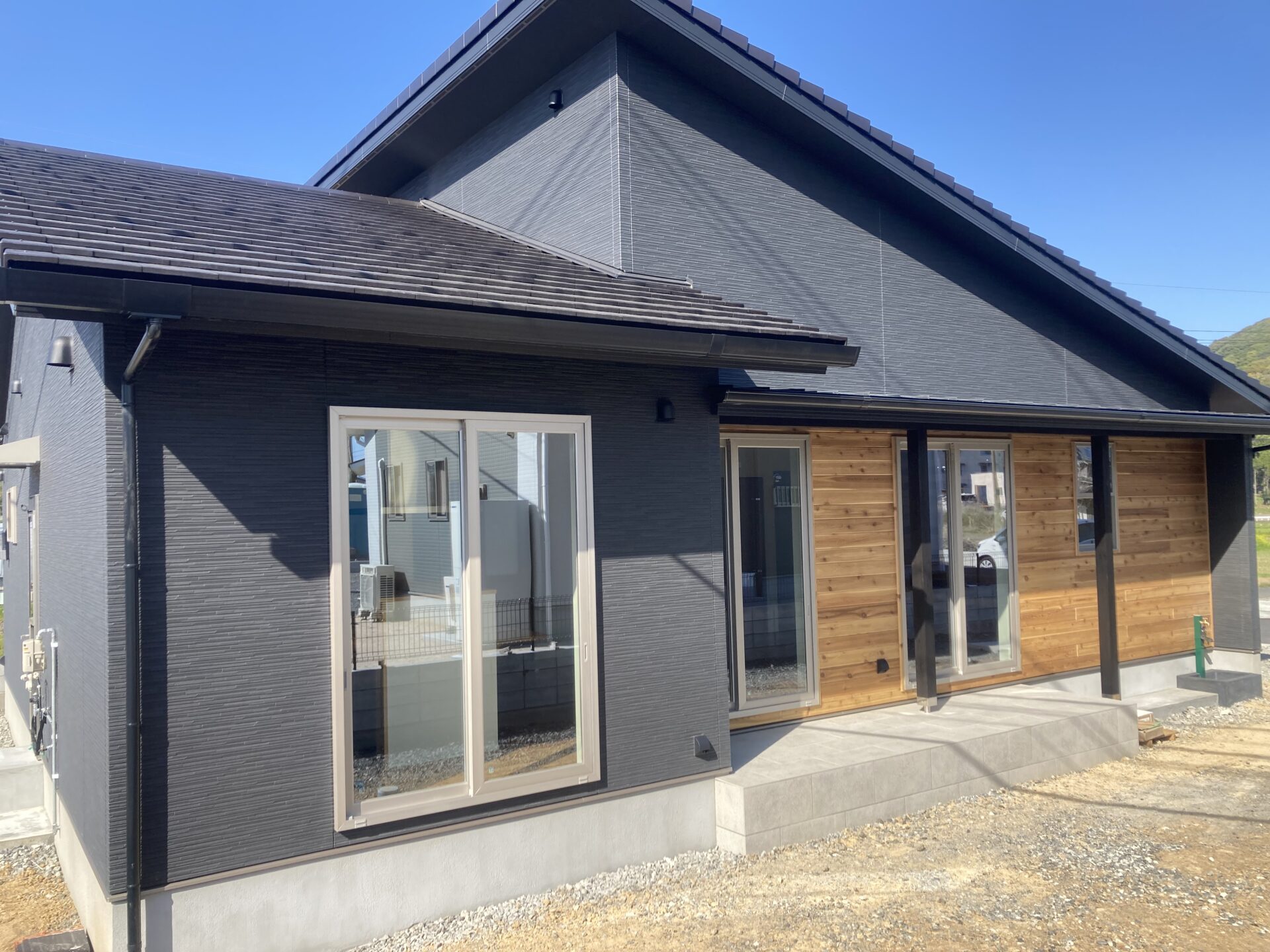 木のぬくもりを感じさせるウッディモダンの家