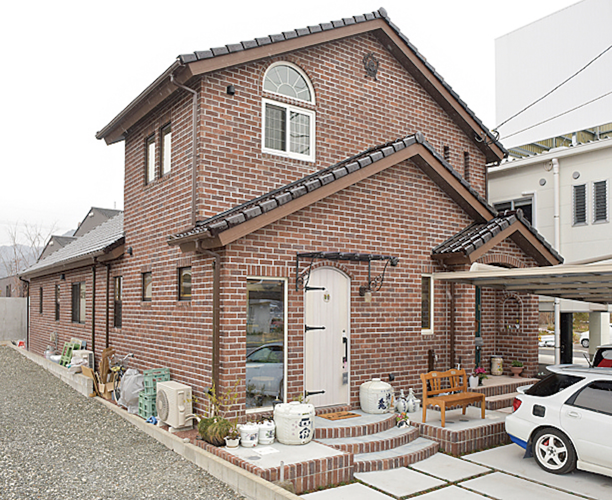 室内でくつろぎながら中庭を眺める季節の移ろいを感じる暮らし | 株式 