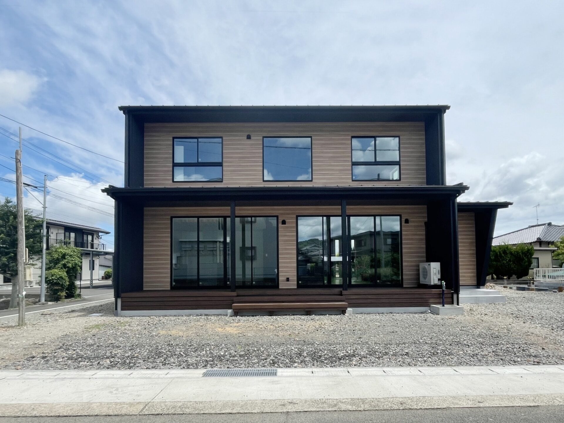 光が降り注ぐシンプルモダンの家