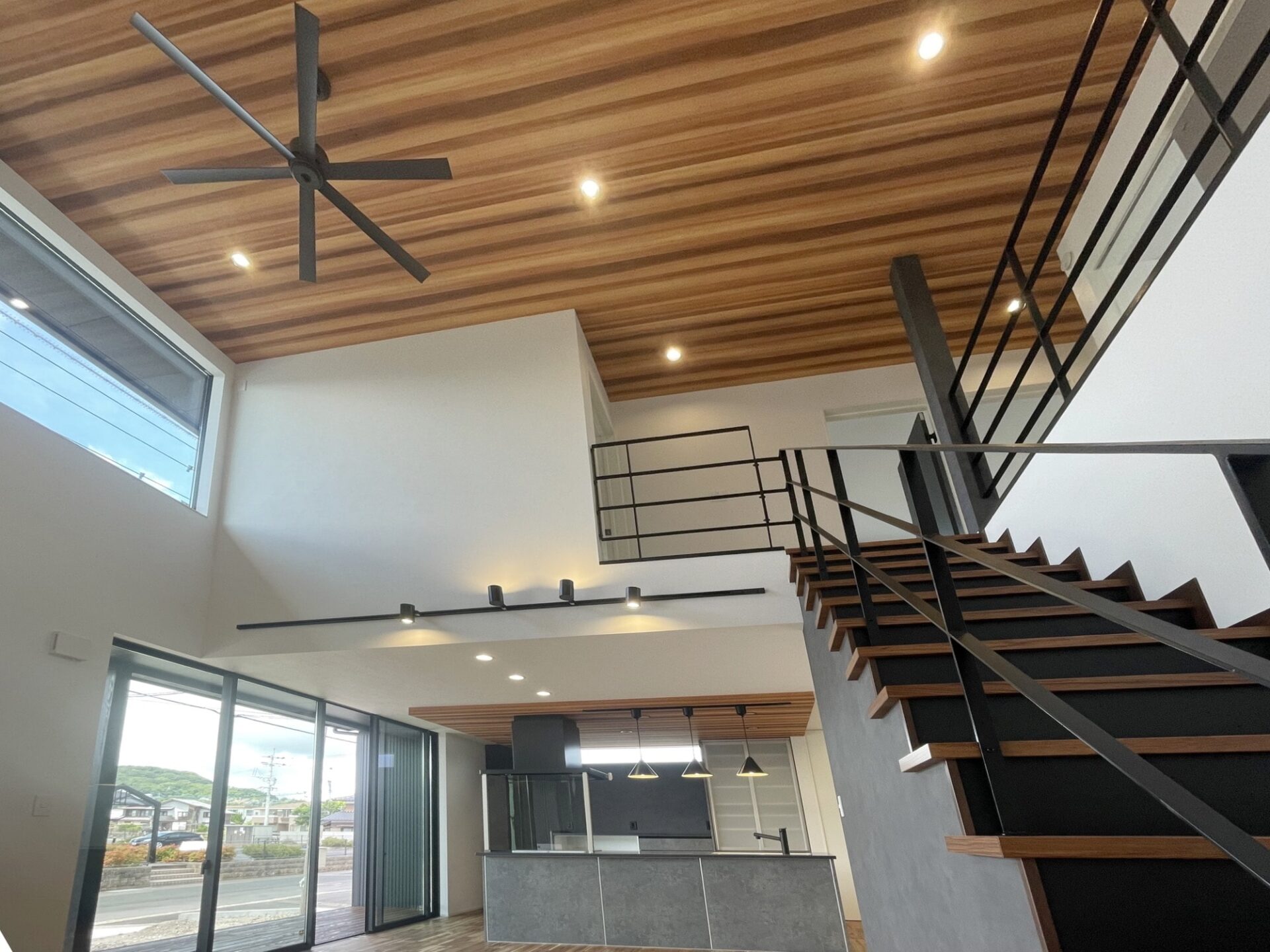 光が降り注ぐシンプルモダンの家