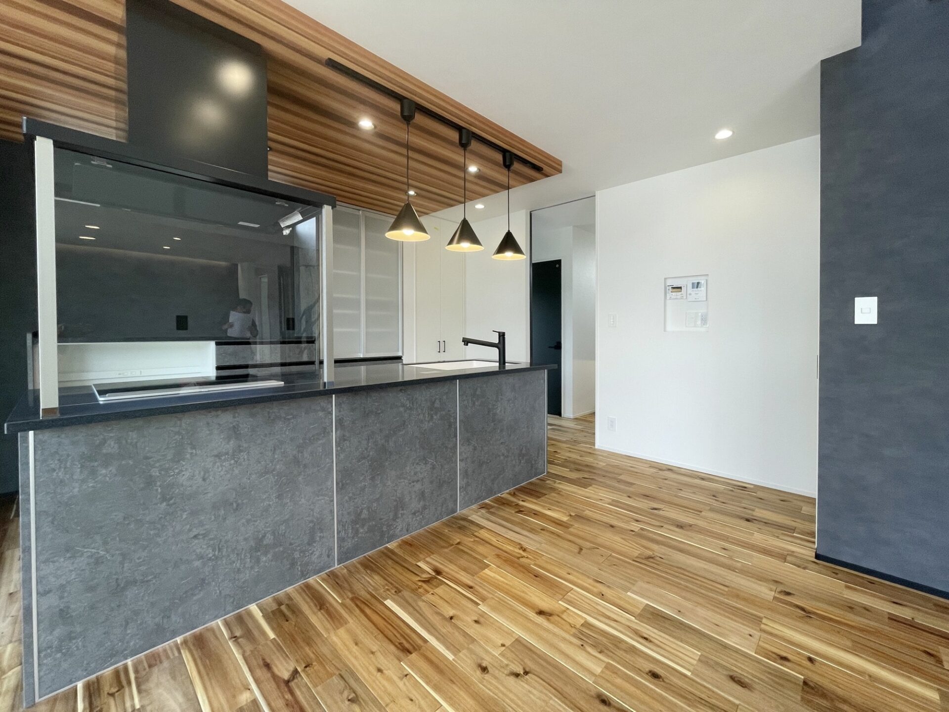 光が降り注ぐシンプルモダンの家