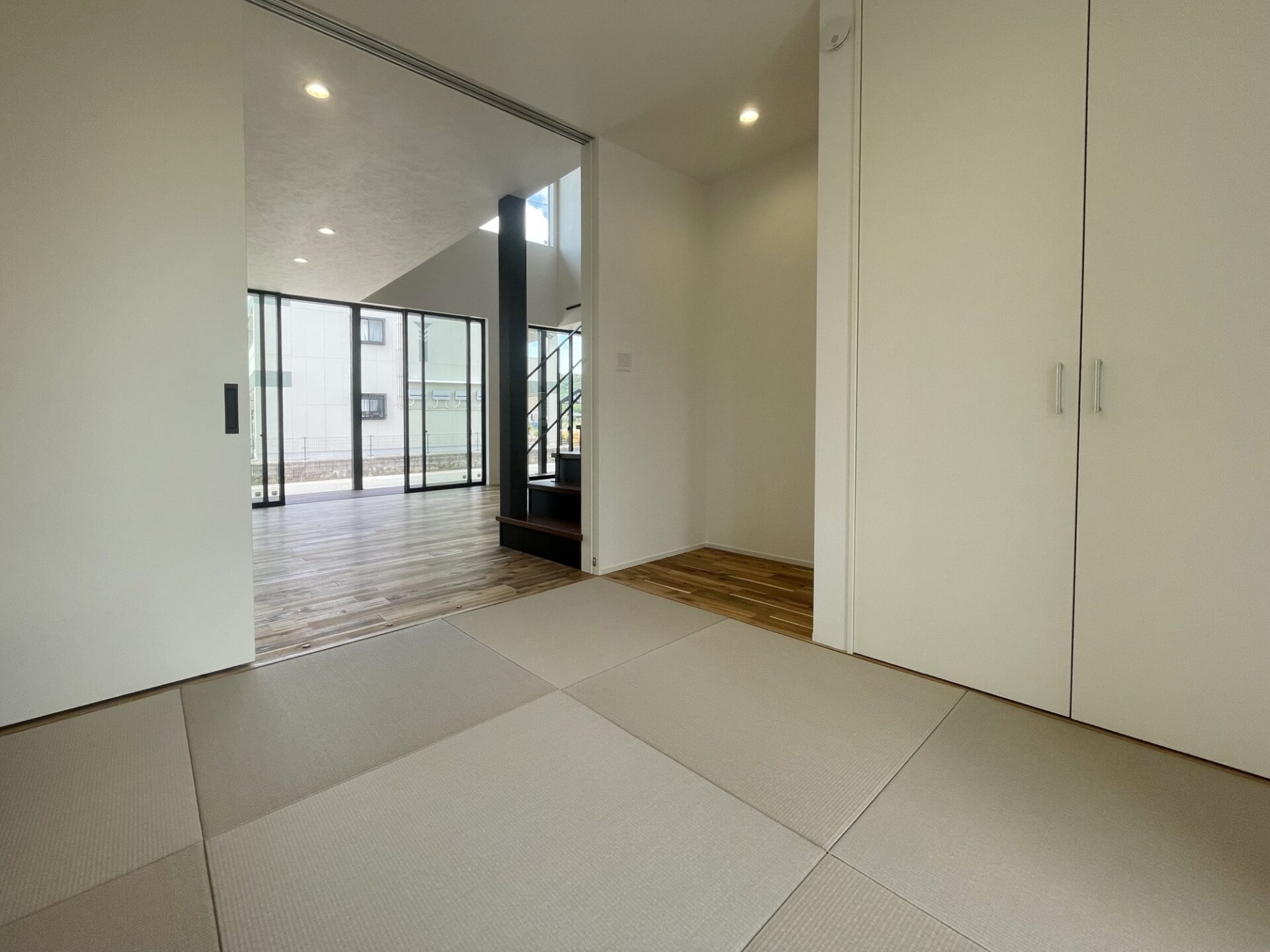 光が降り注ぐシンプルモダンの家