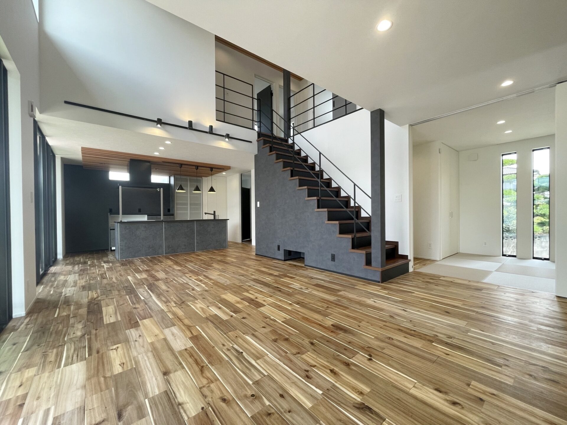 光が降り注ぐシンプルモダンの家