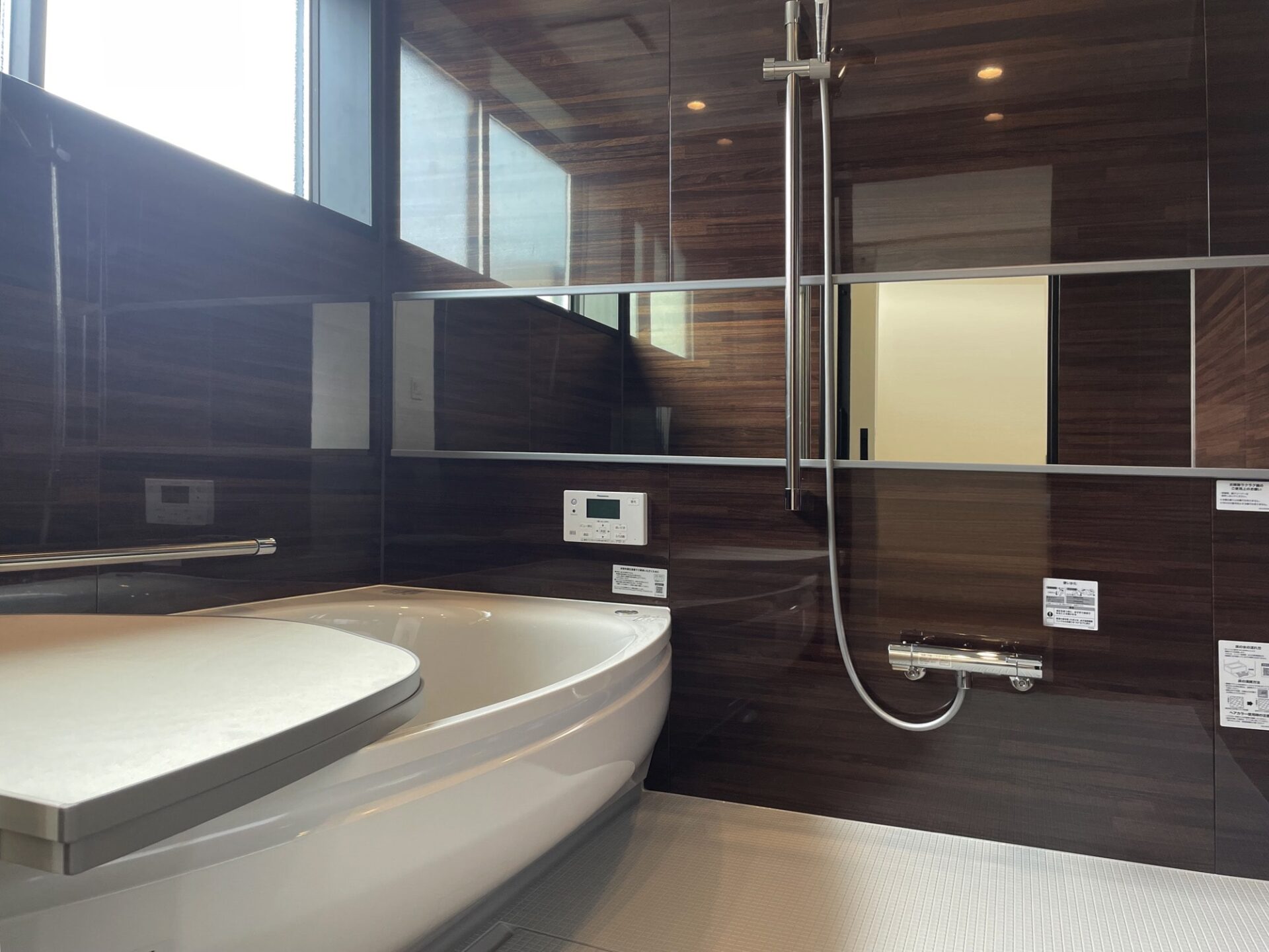 光が降り注ぐシンプルモダンの家