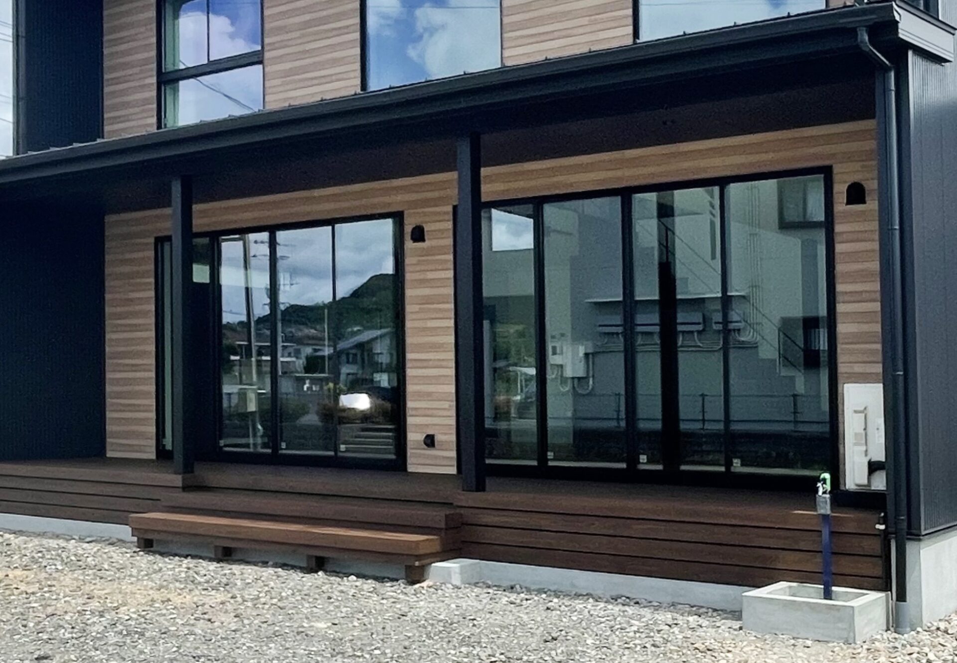 光が降り注ぐシンプルモダンの家