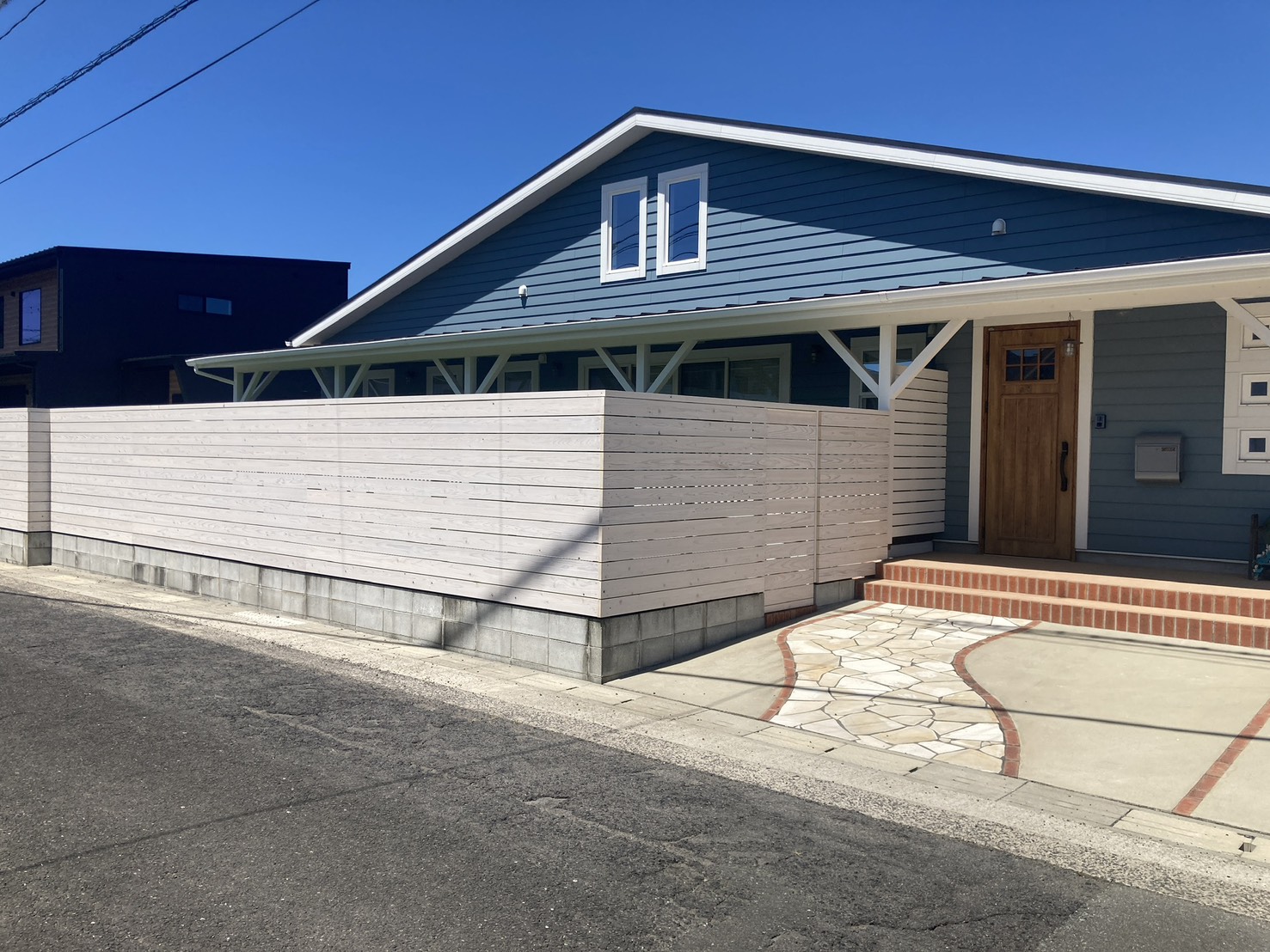 長いカバードポーチのあるサーファーズハウス