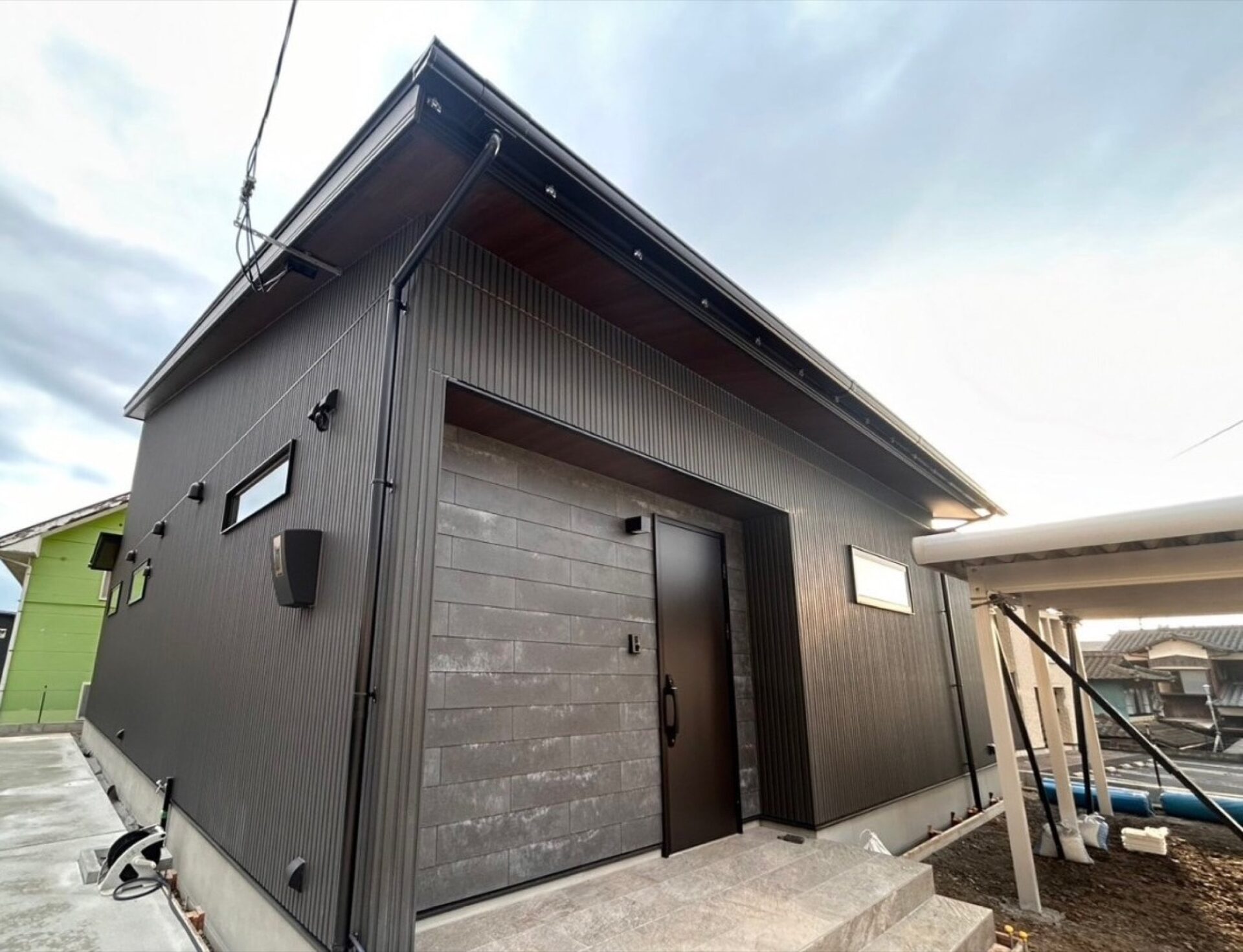 屋根付き屋外のあるシンプルモダンな平屋の住まい