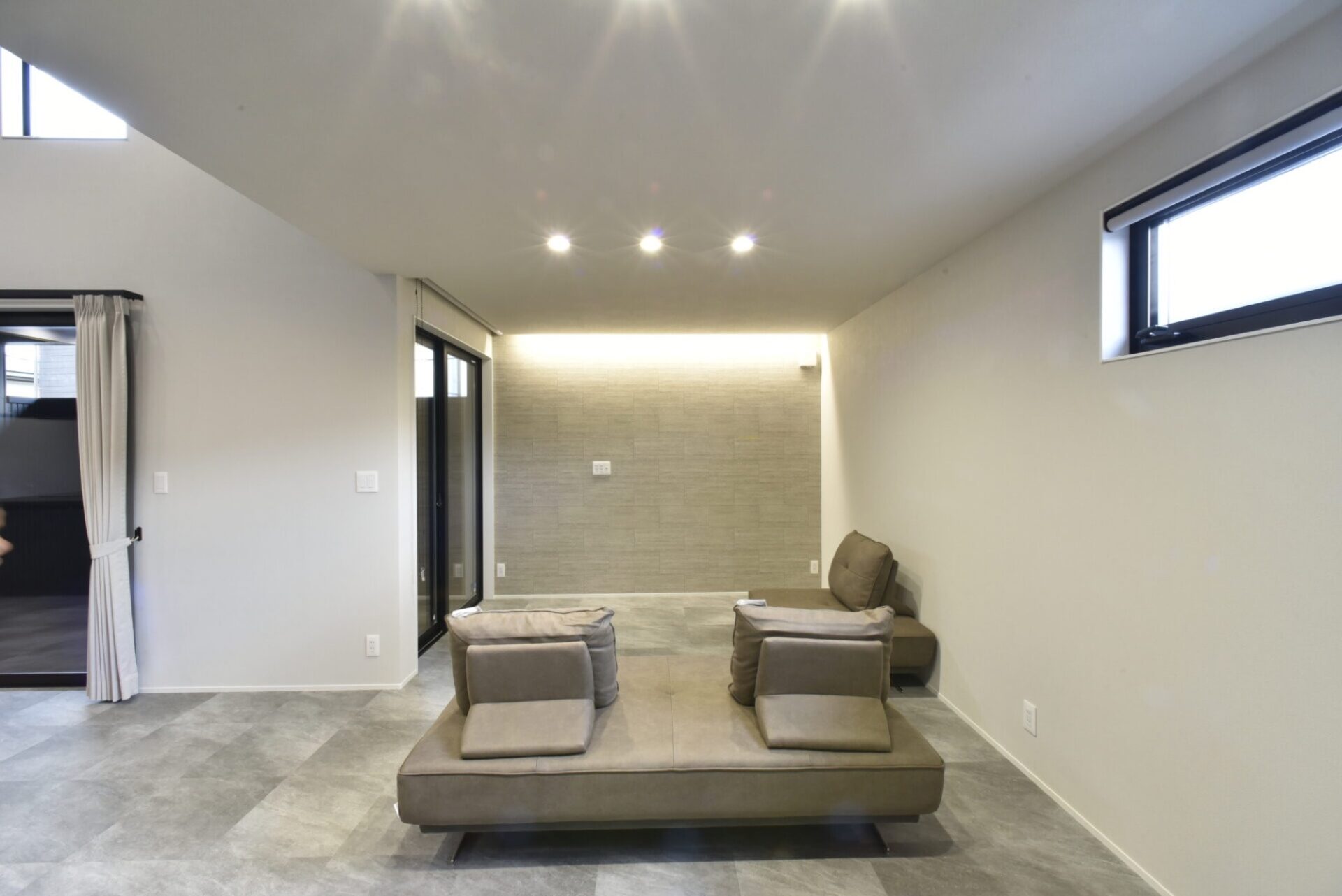 屋根付き屋外のあるシンプルモダンな平屋の住まい