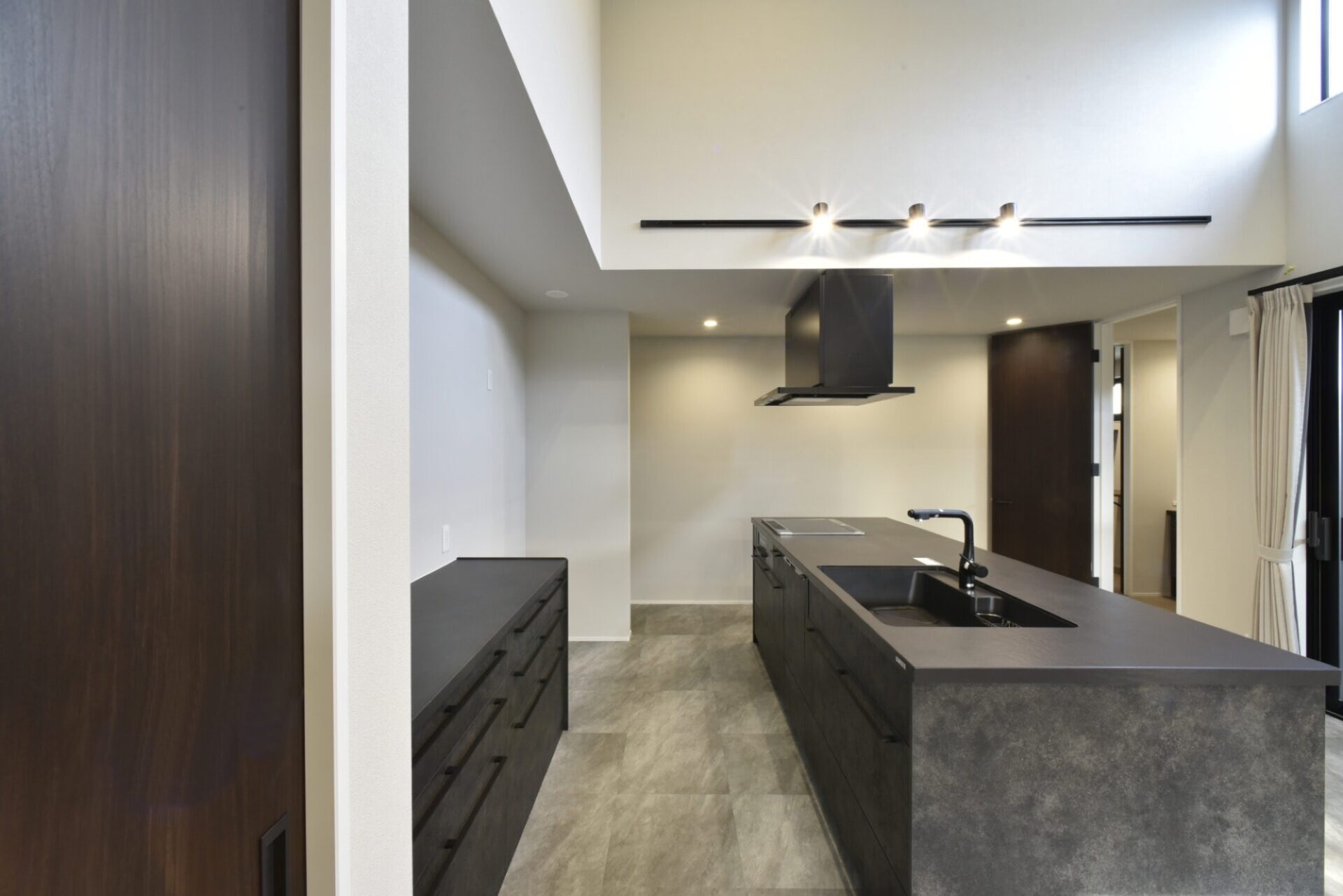 屋根付き屋外のあるシンプルモダンな平屋の住まい