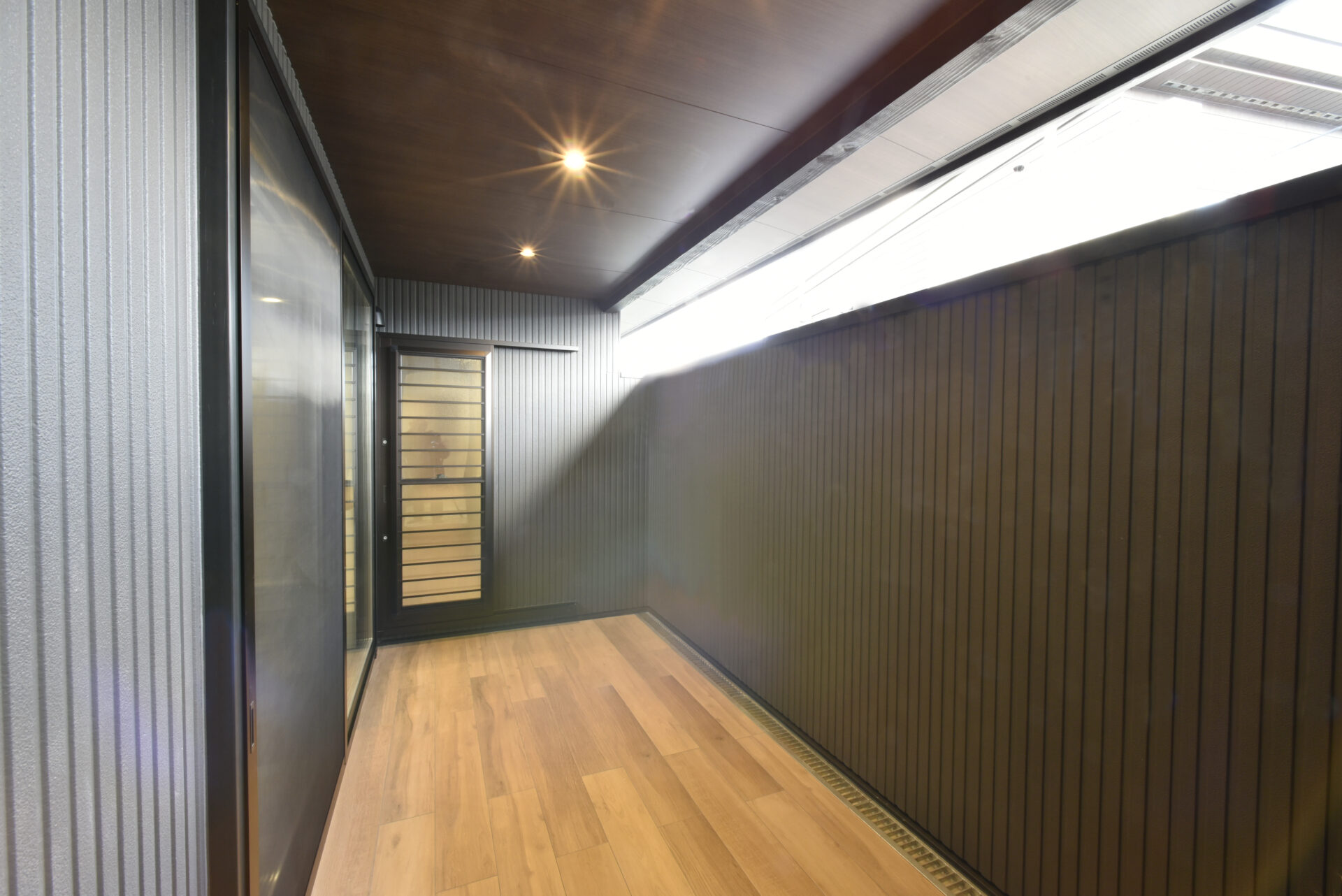 屋根付き屋外のあるシンプルモダンな平屋の住まい