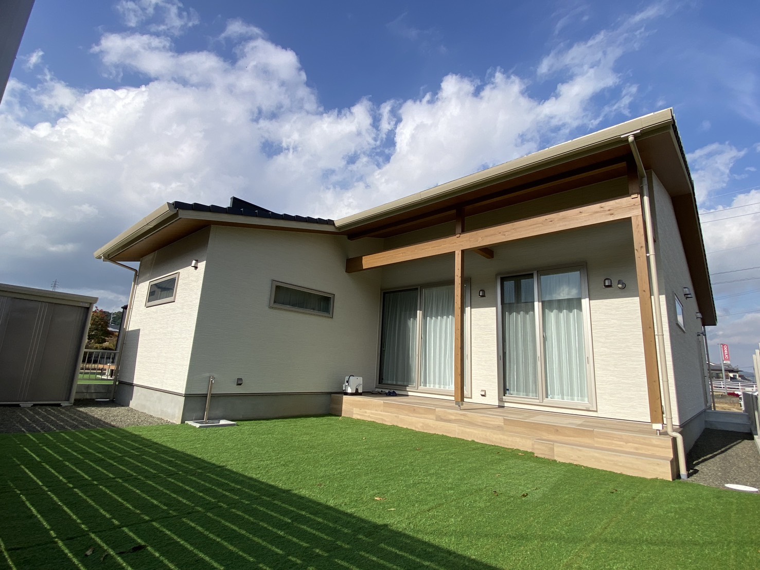 木が映える和モダンな平屋の住まい