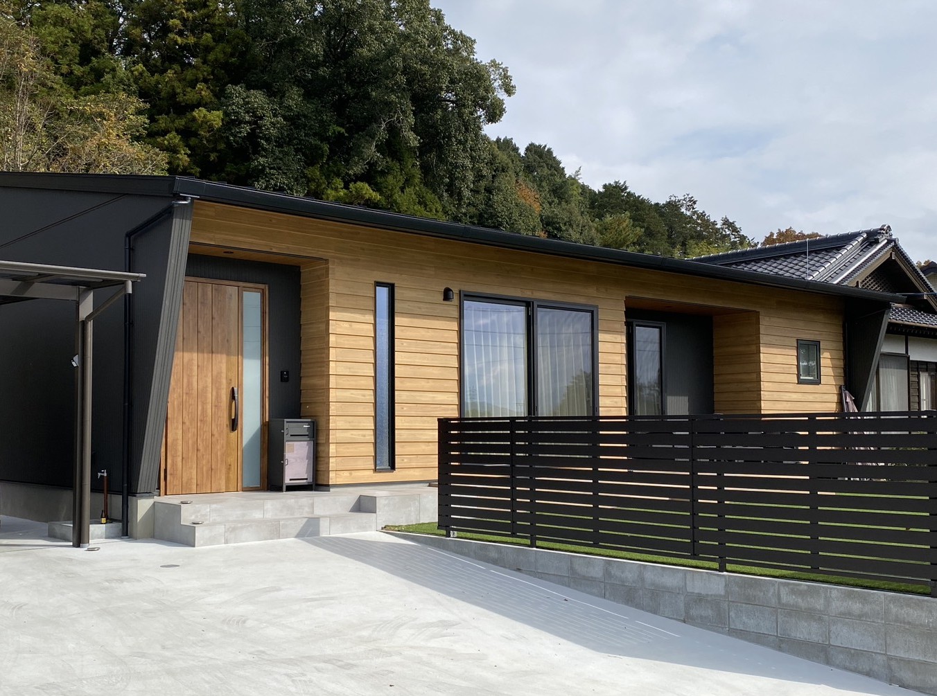 回遊導線+たっぷり収納で快適に暮らす明るく暖かな平屋