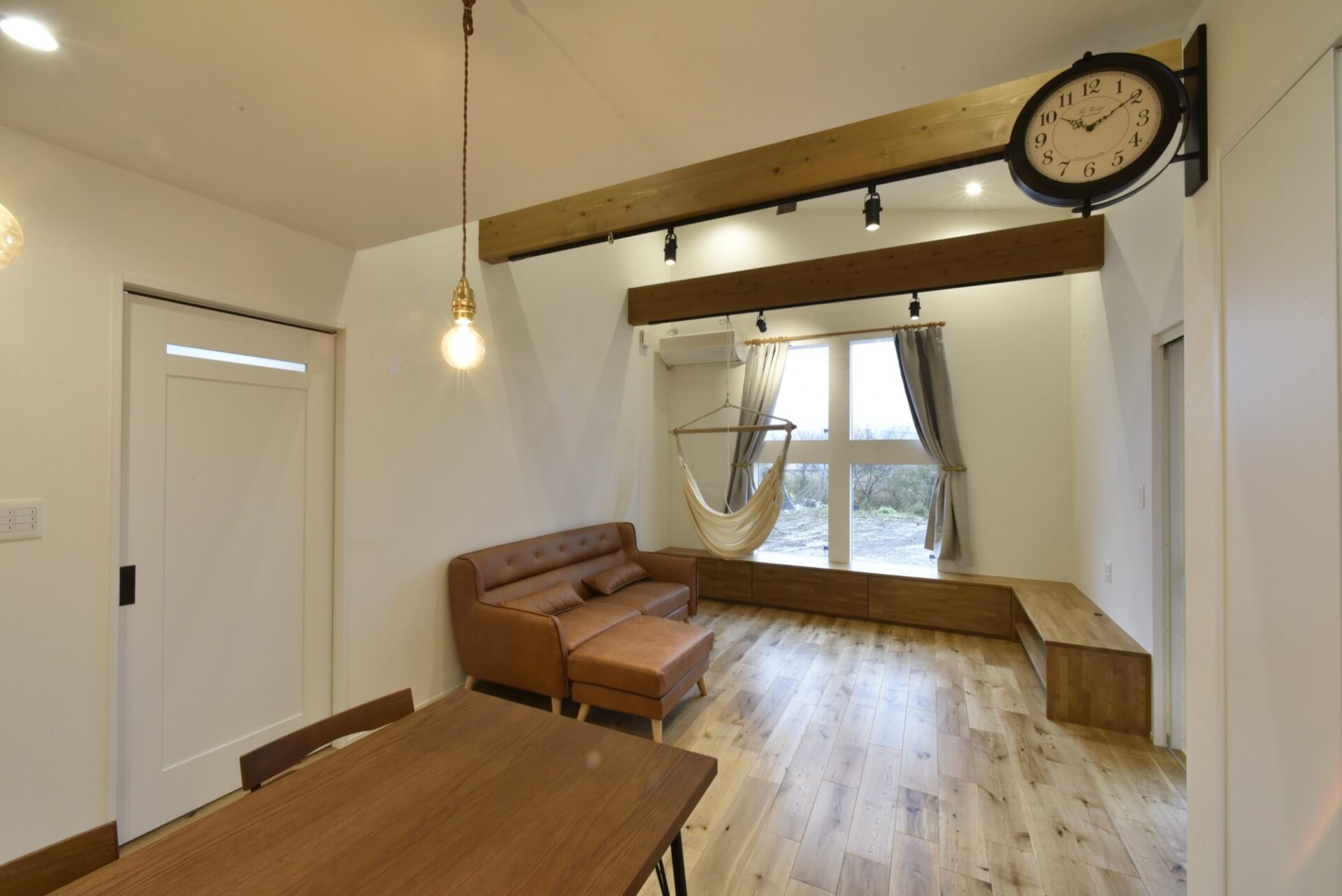 団らんとプライベート、どちらも大切にするシンプルモダンな平屋