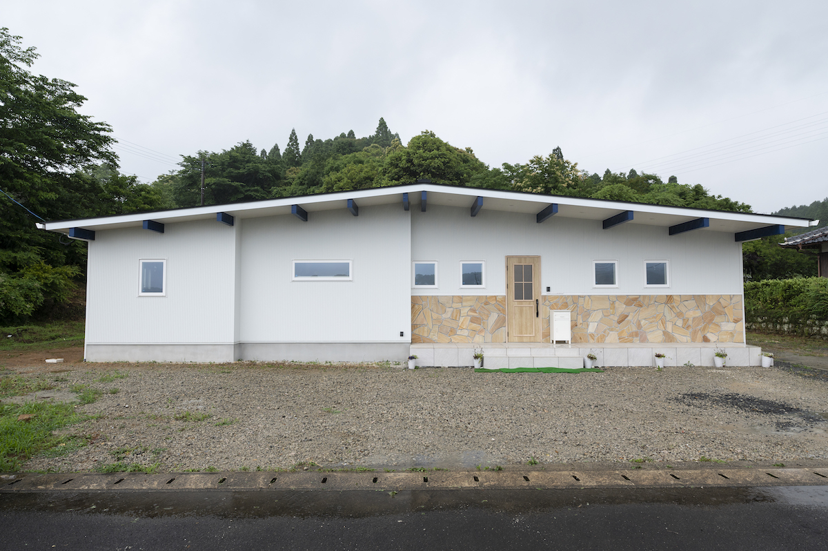 【施工事例】「重厚さと軽やかさを両立したモダンスタイルの平屋住宅」