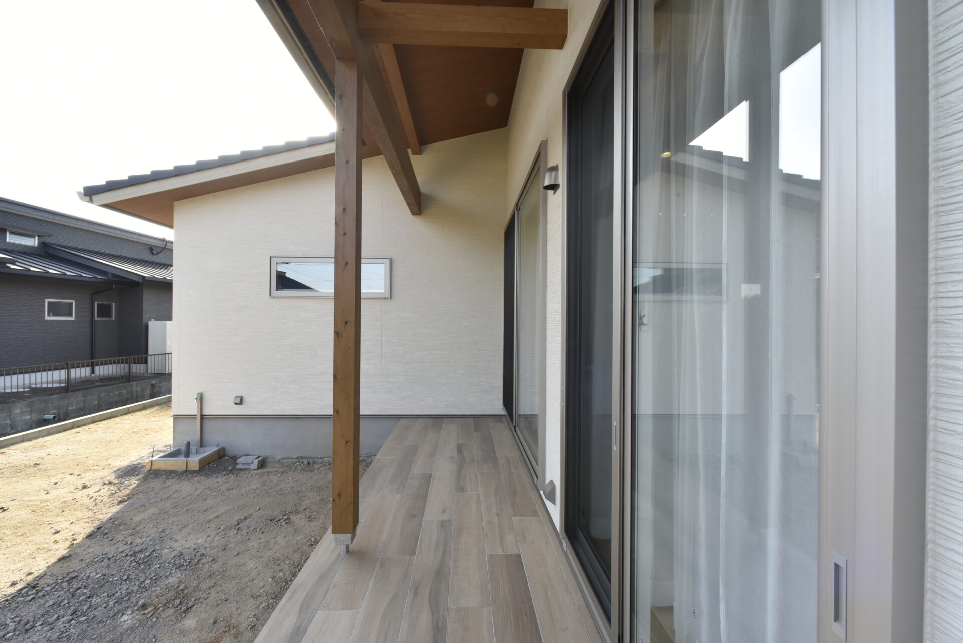 木が映える和モダンな平屋の住まい