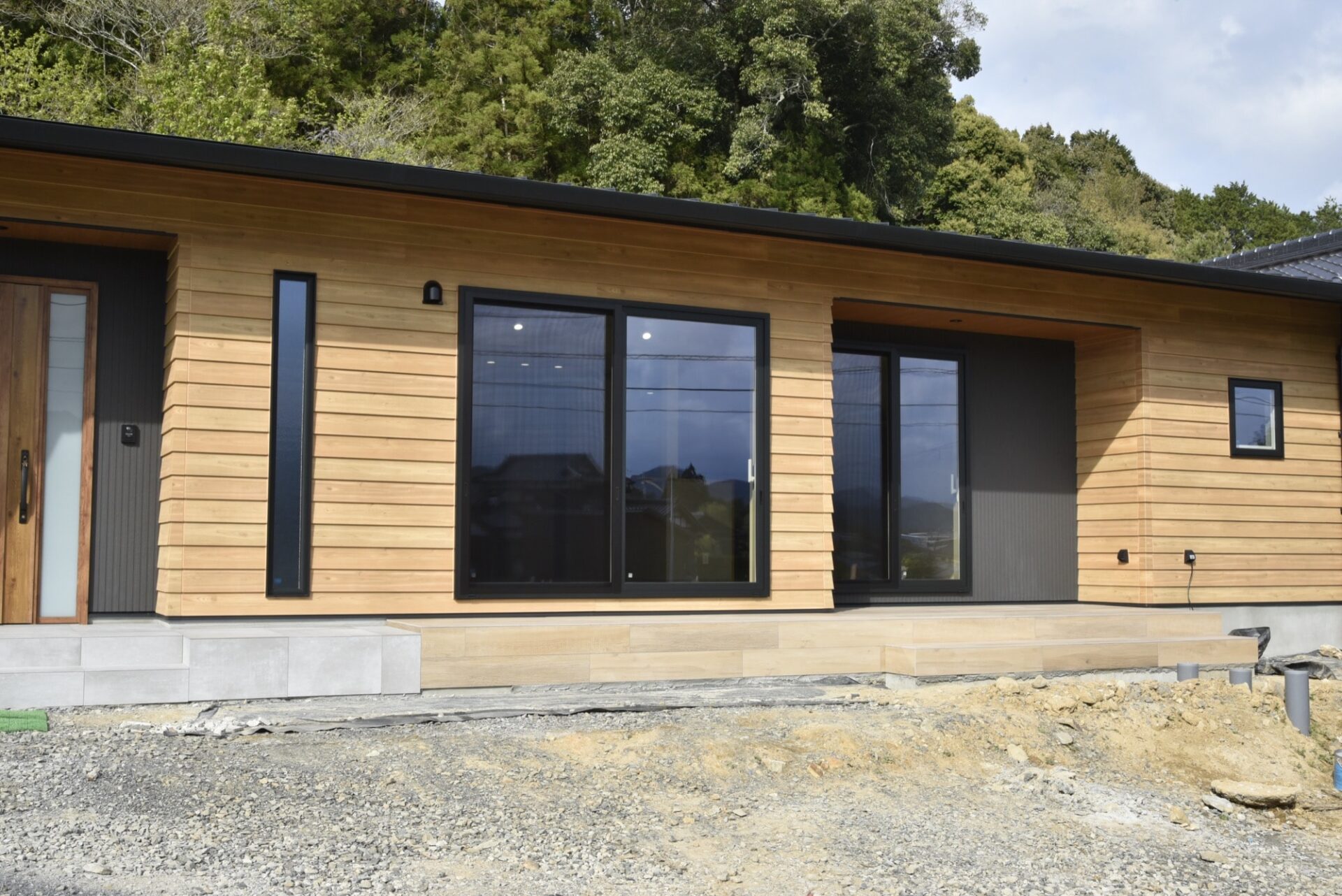 回遊導線+たっぷり収納で快適に暮らす明るく暖かな平屋