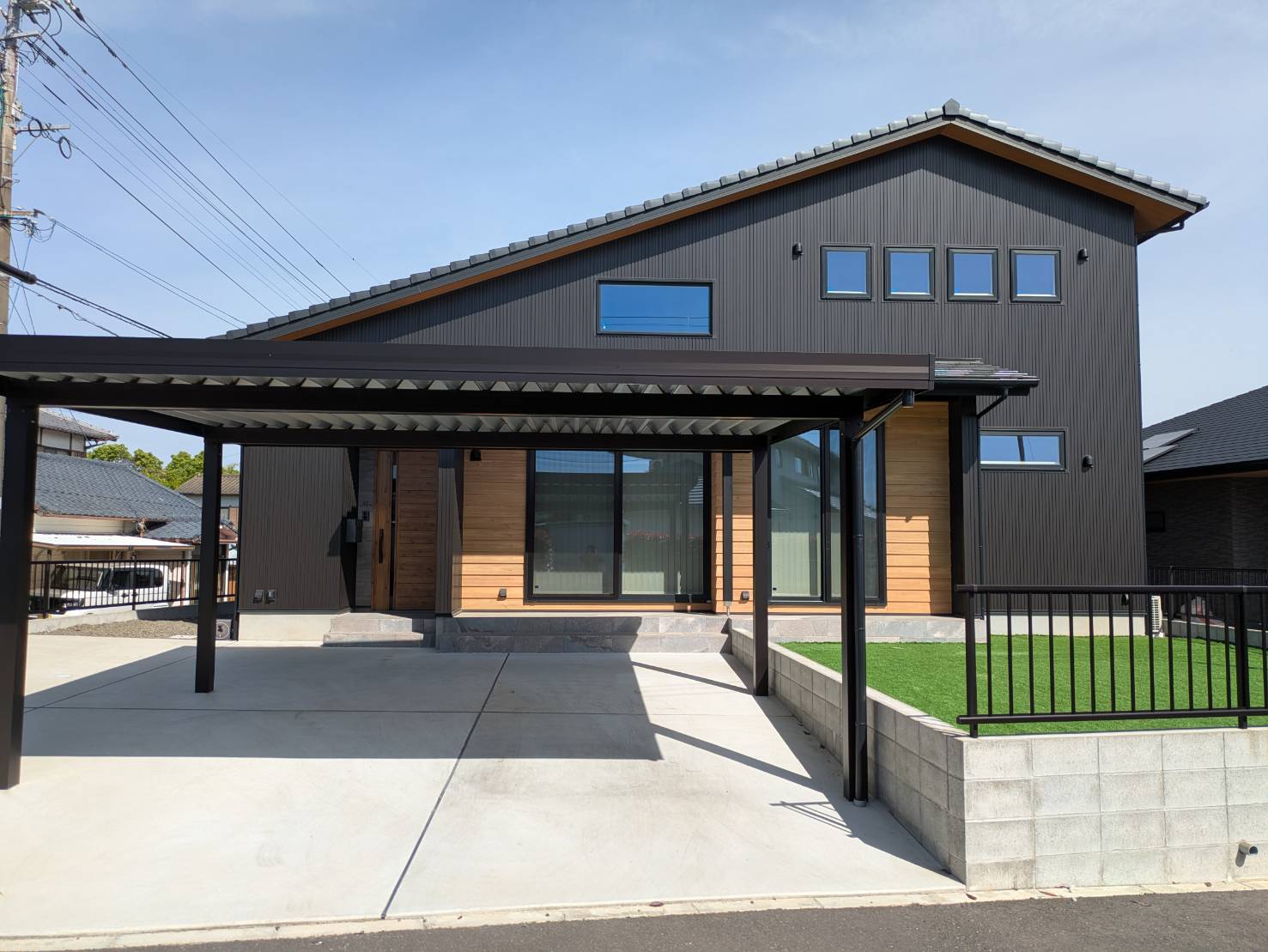 センスあふれるウッディモダンの２階建てのすまい