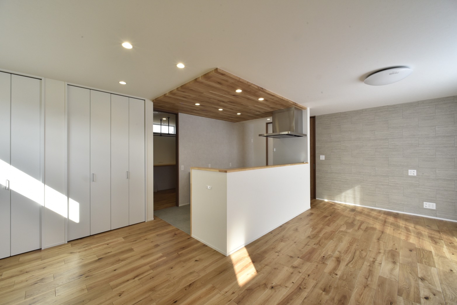 暮らしやすいシンプルモダンの２階建て