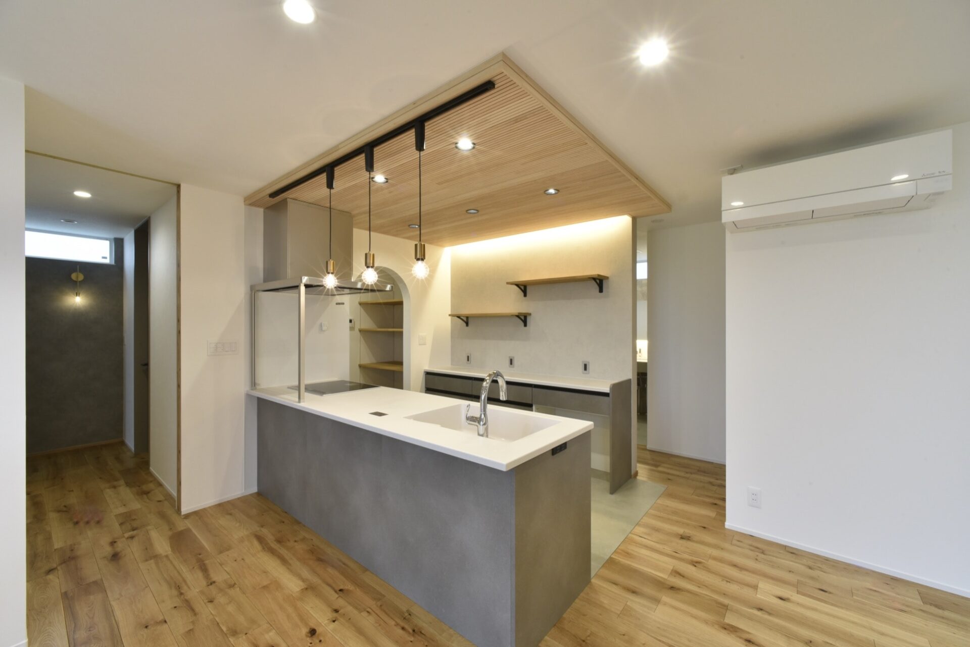 素材の調和が美しい、シンプルモダンの平屋