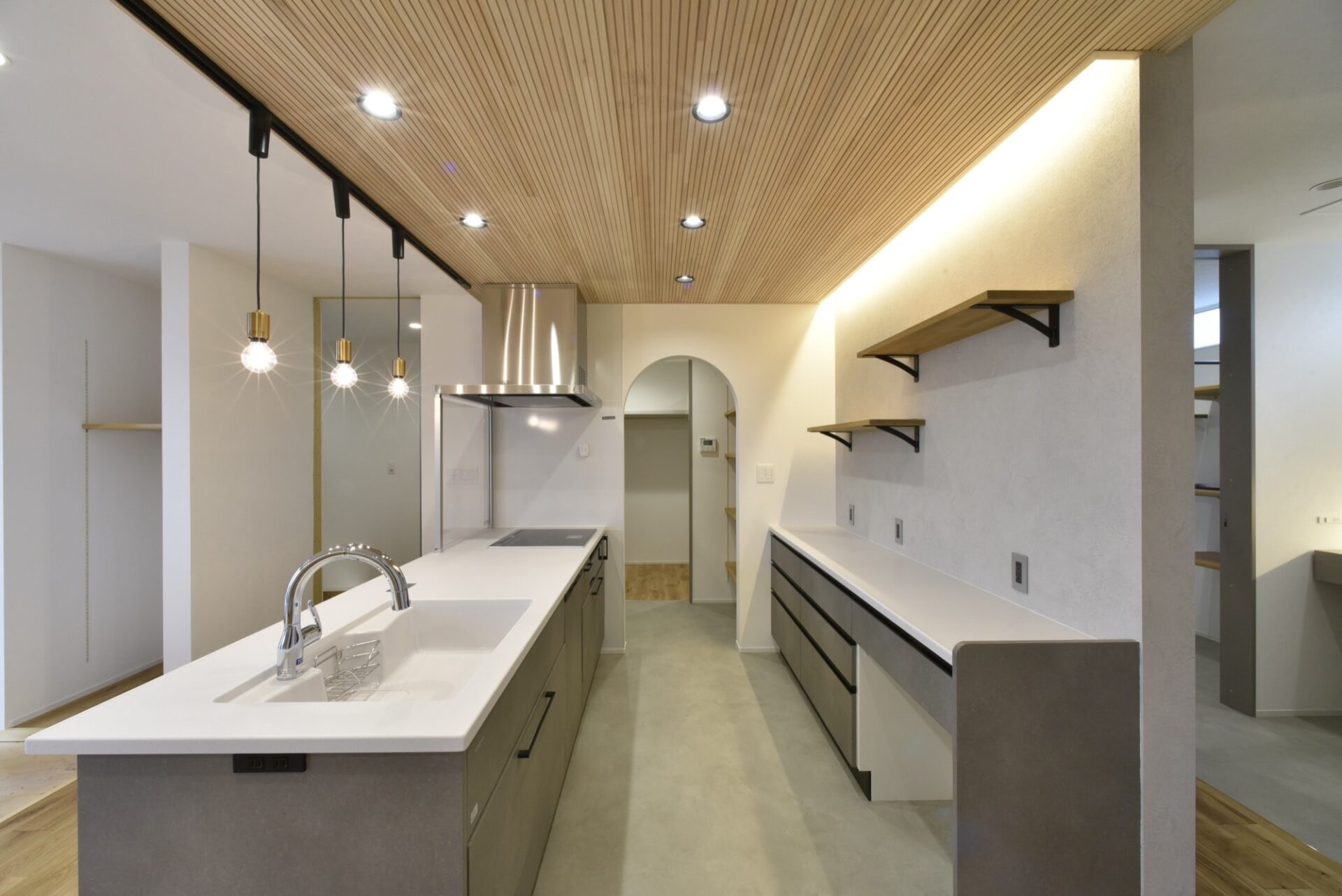 素材の調和が美しい、シンプルモダンの平屋