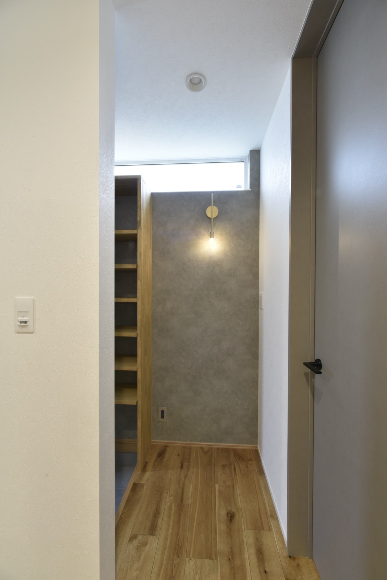 素材の調和が美しい、シンプルモダンの平屋