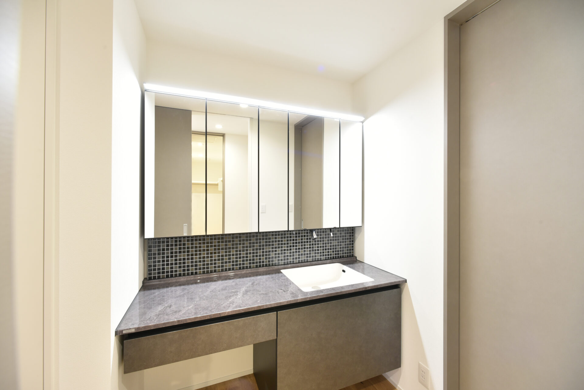 スタイリッシュなシンプルモダンの平屋