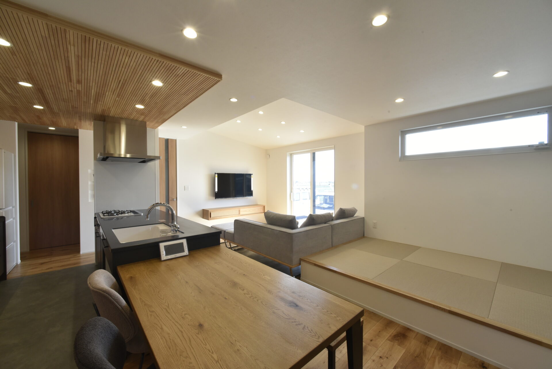 快適動線とたっぷり収納のシンプルモダンな平屋