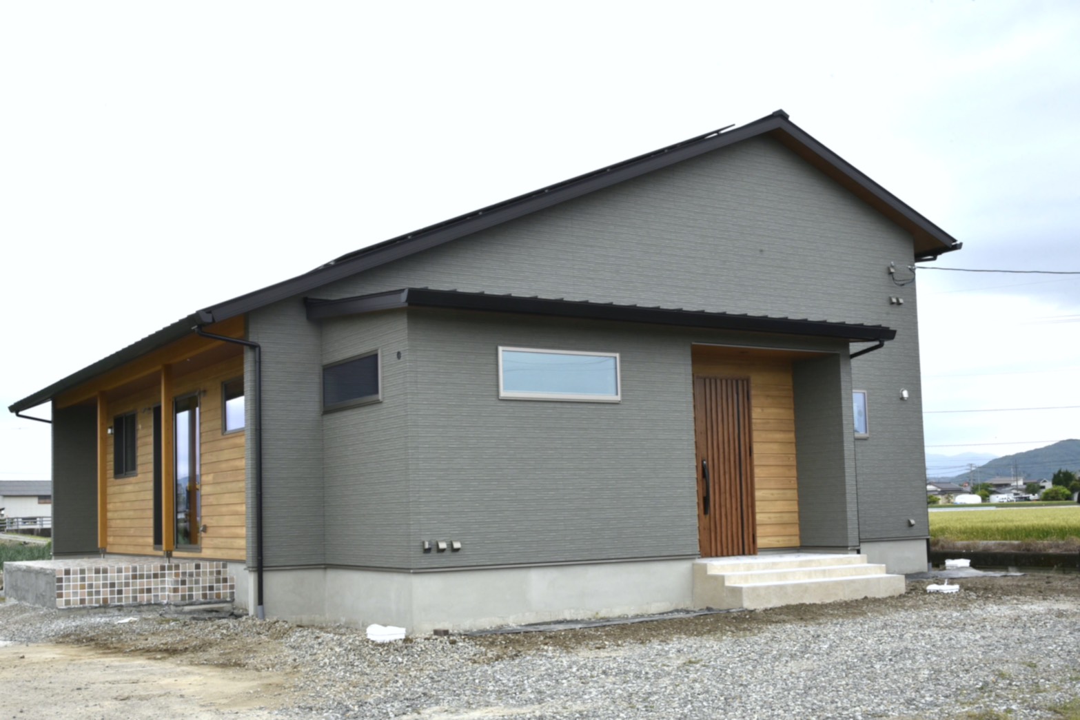 使いやすい収納が整った、ウッディモダンの平屋
