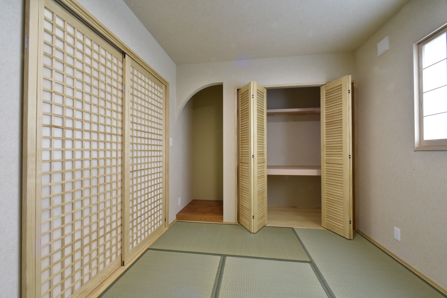 使いやすい収納が整った、ウッディモダンの平屋