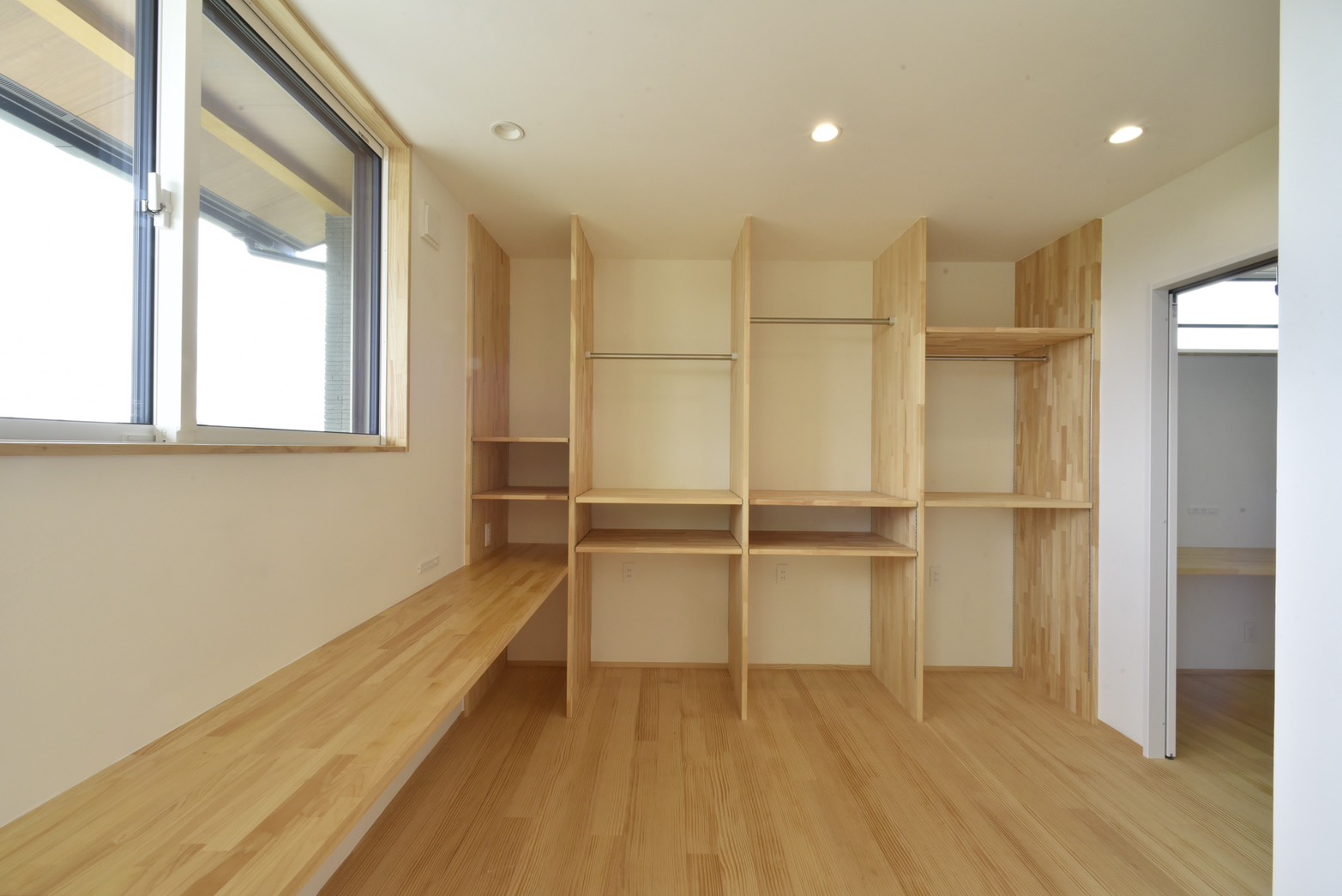 使いやすい収納が整った、ウッディモダンの平屋