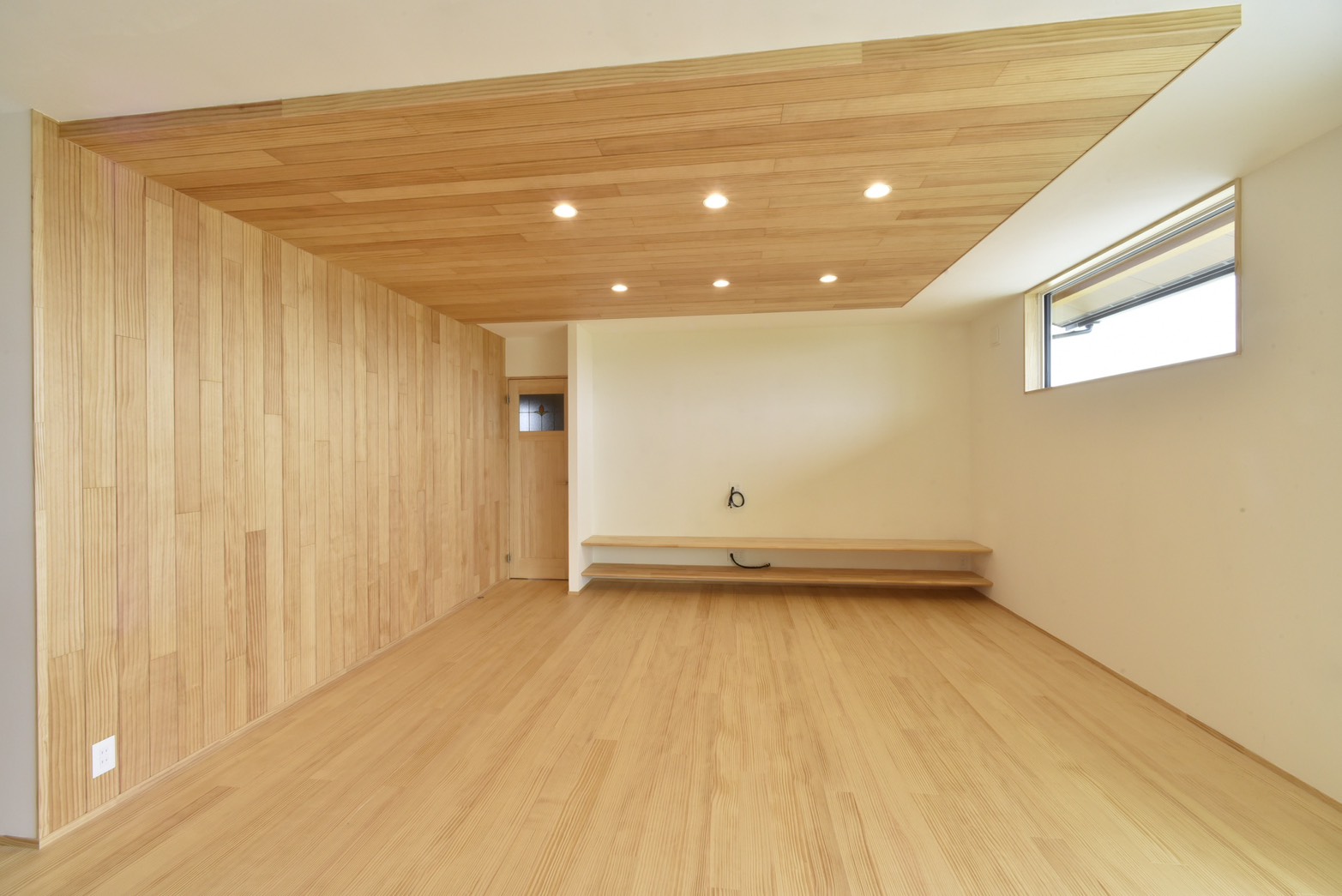 使いやすい収納が整った、ウッディモダンの平屋
