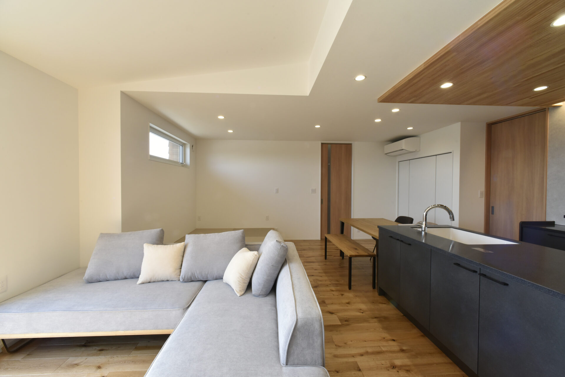 快適動線とたっぷり収納のシンプルモダンな平屋