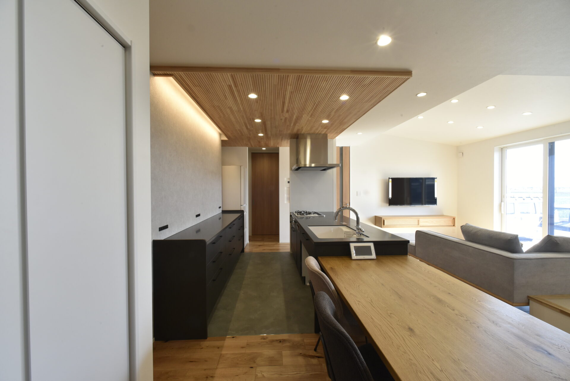 快適動線とたっぷり収納のシンプルモダンな平屋