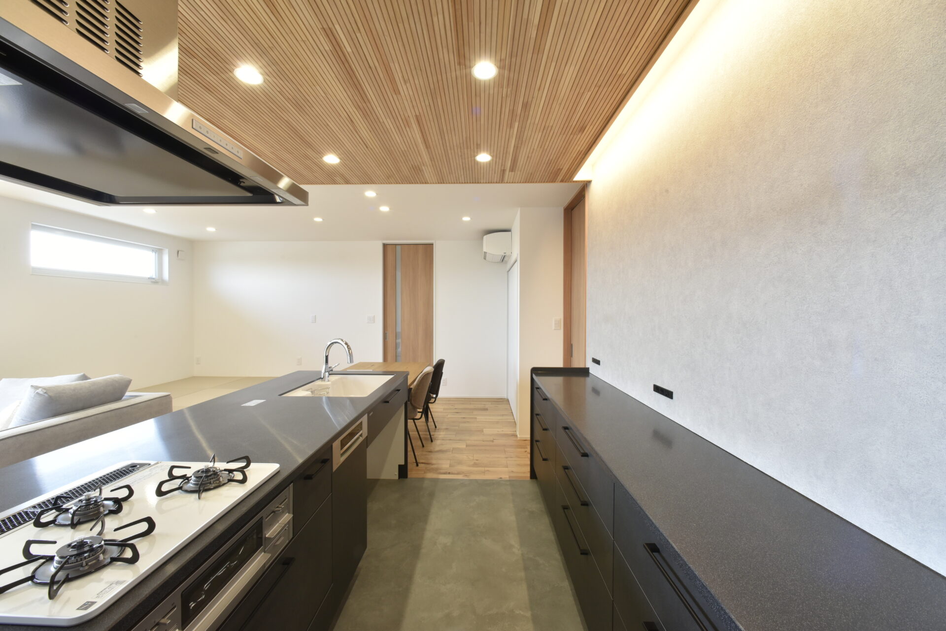 快適動線とたっぷり収納のシンプルモダンな平屋