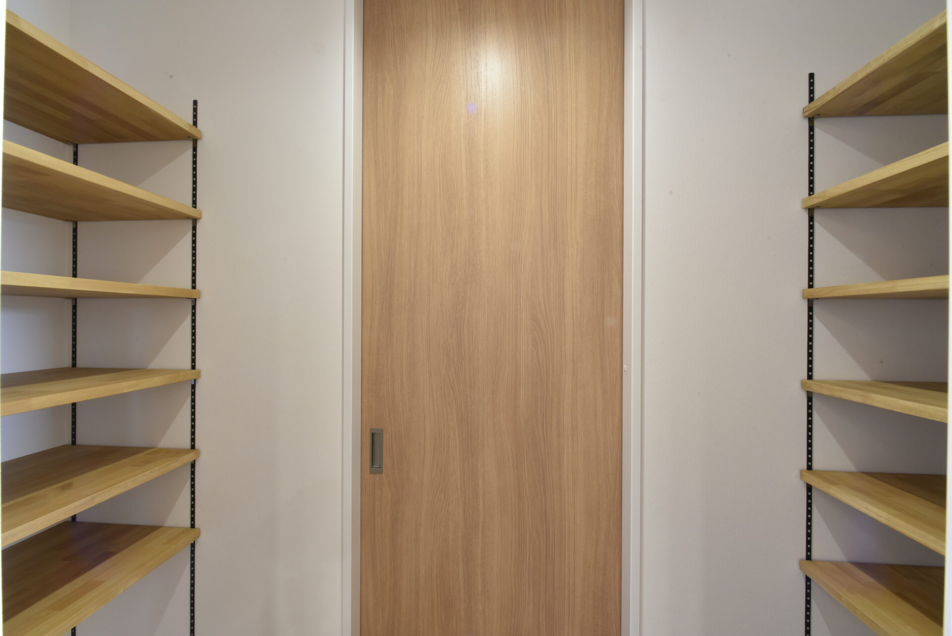 快適動線とたっぷり収納のシンプルモダンな平屋