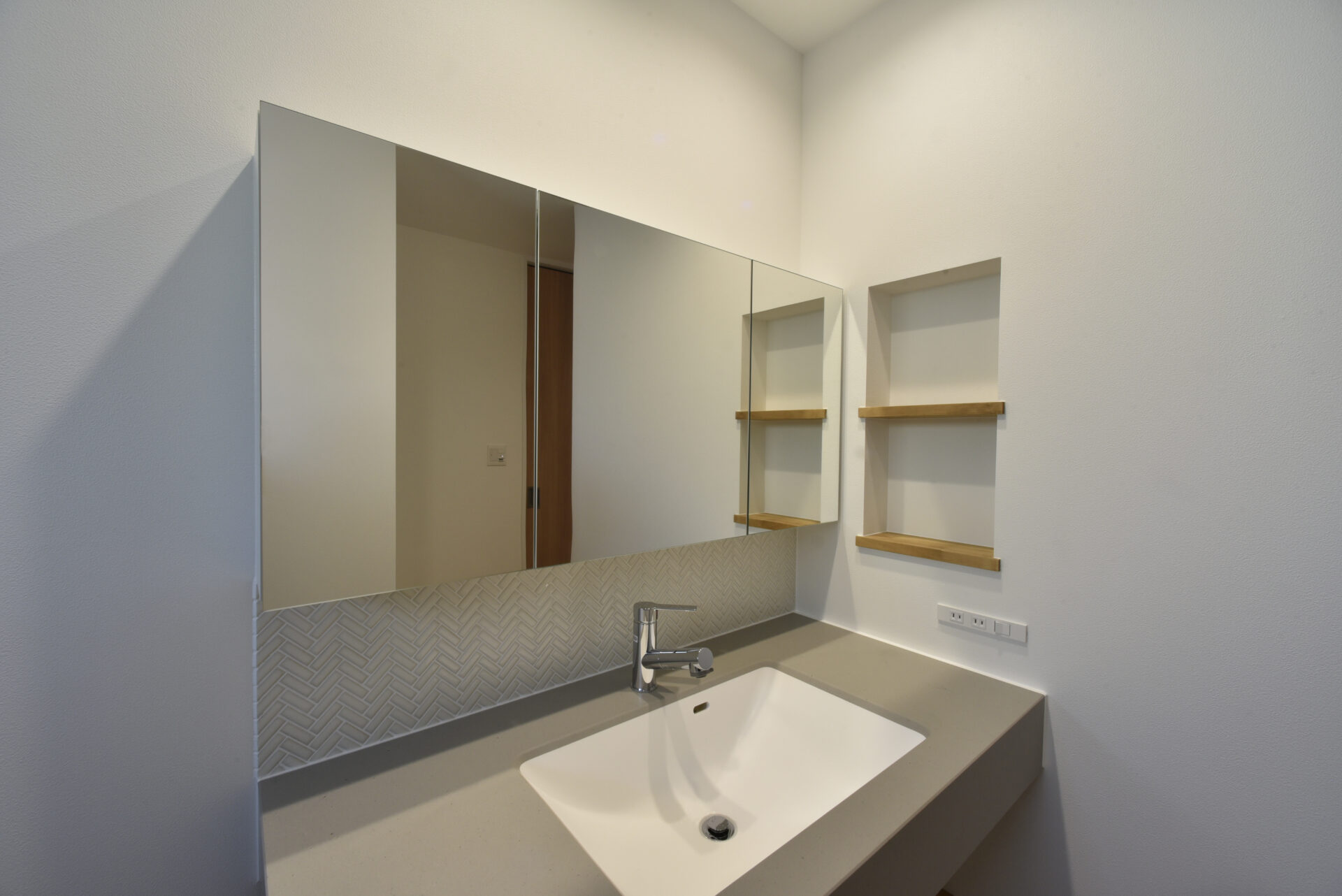 快適動線とたっぷり収納のシンプルモダンな平屋