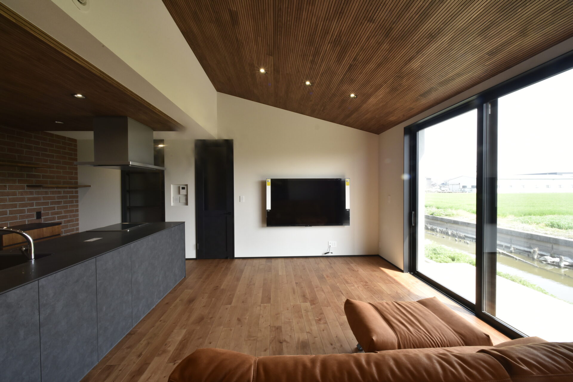 ダブル断熱で心地よさを極めた、シンプルモダンの平屋