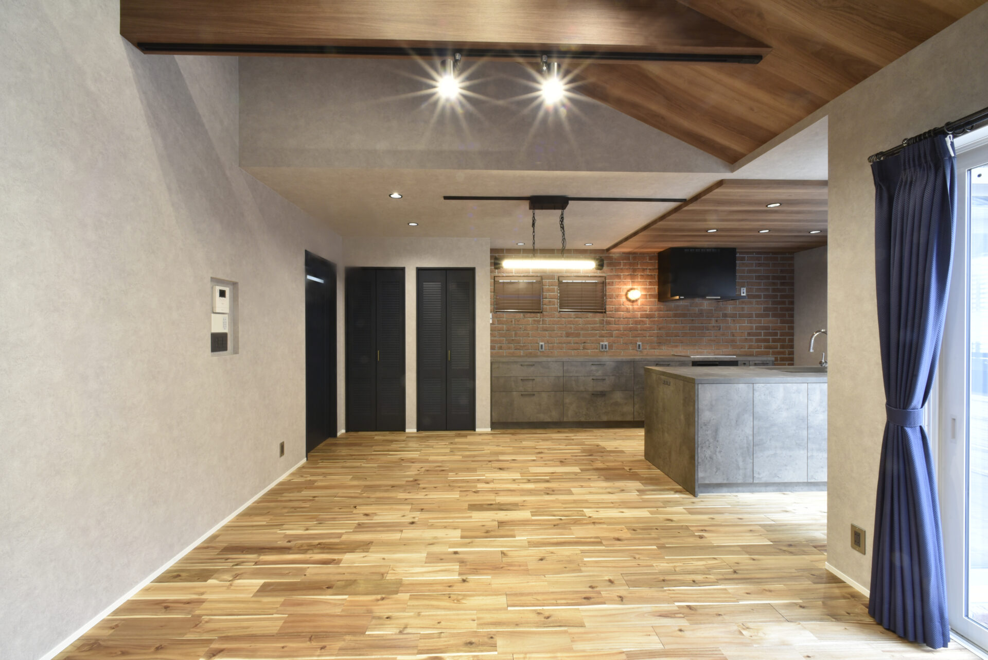 レンガの質感が映える、中庭を楽しむ平屋の住まい