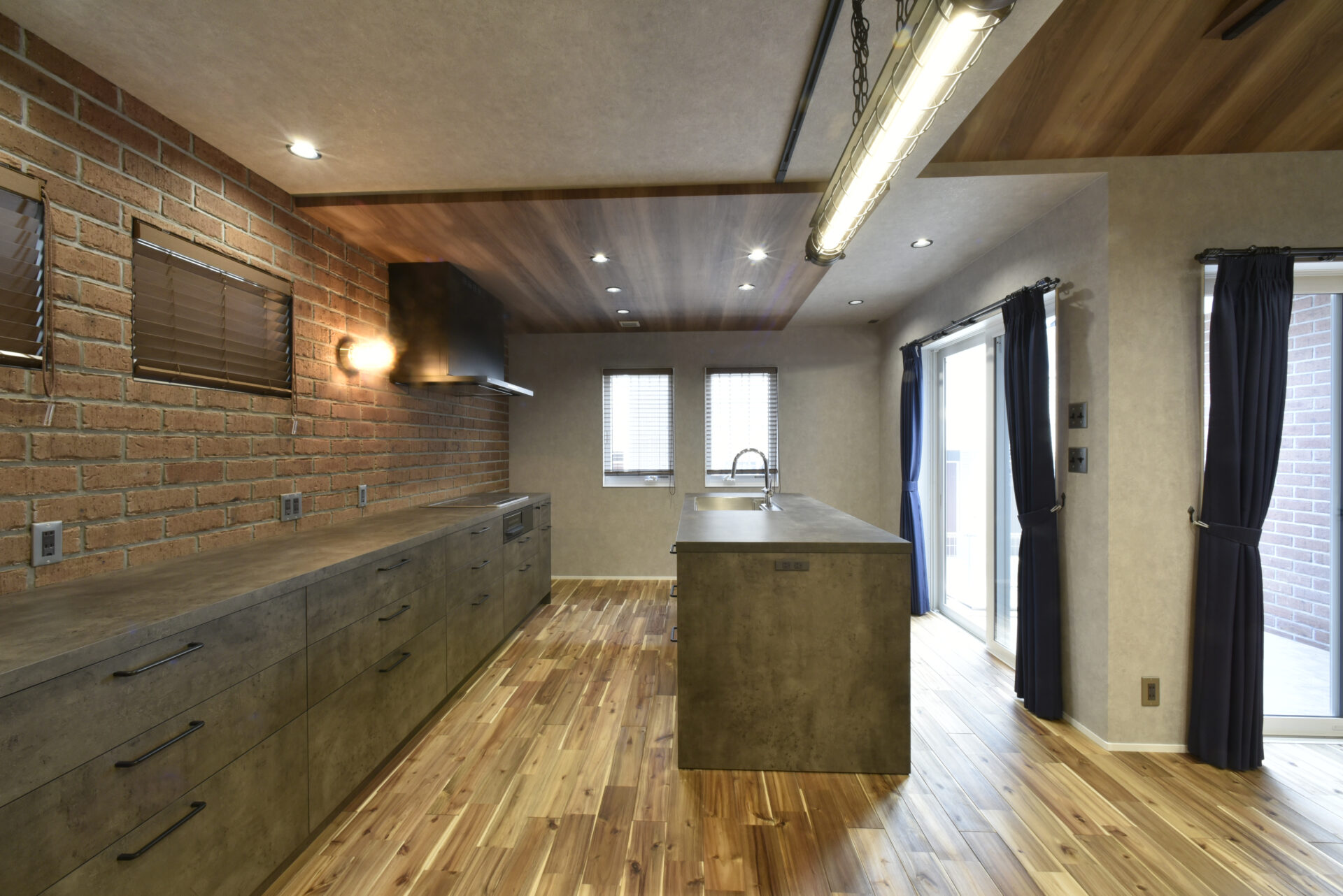 レンガの質感が映える、中庭を楽しむ平屋の住まい