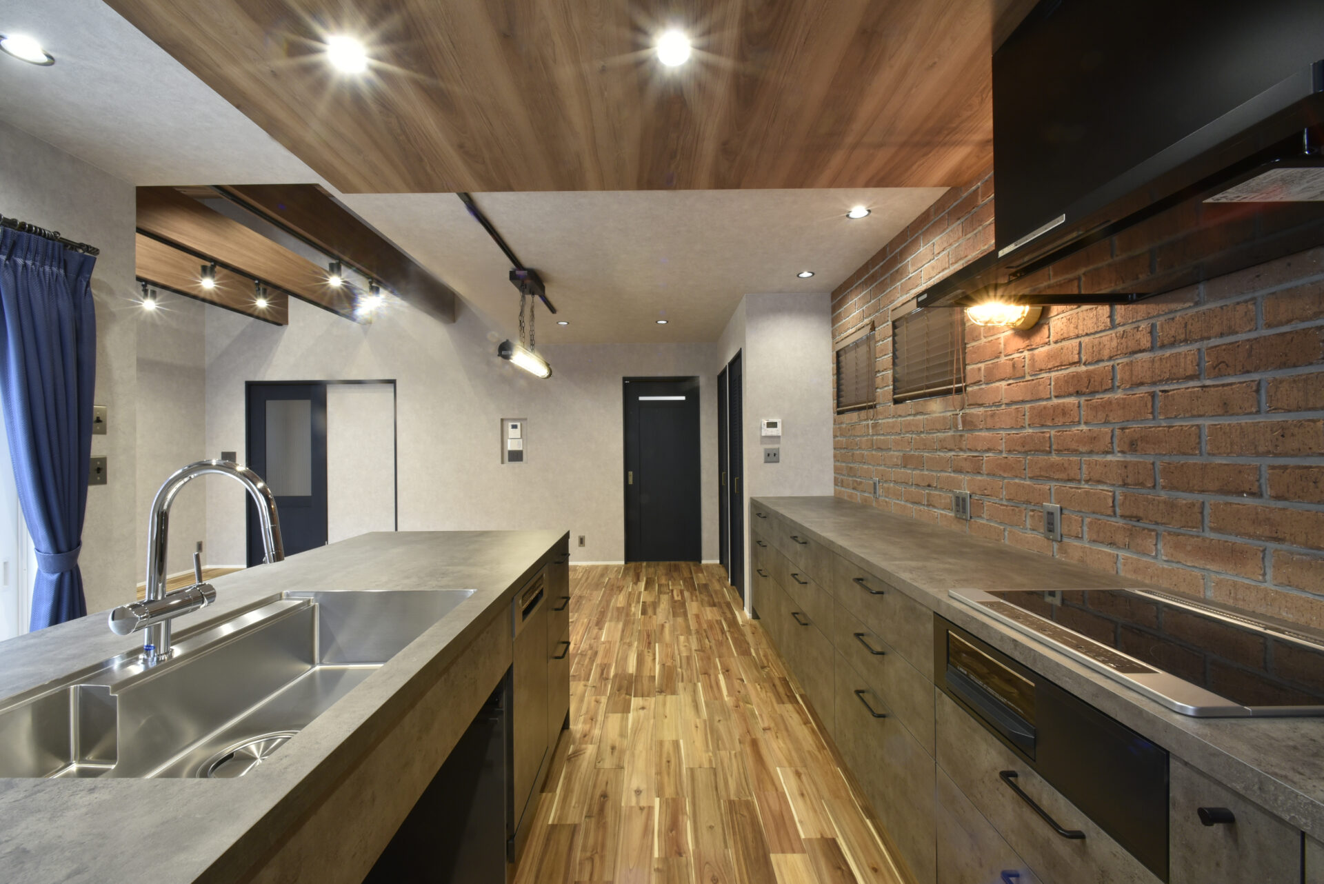 レンガの質感が映える、中庭を楽しむ平屋の住まい