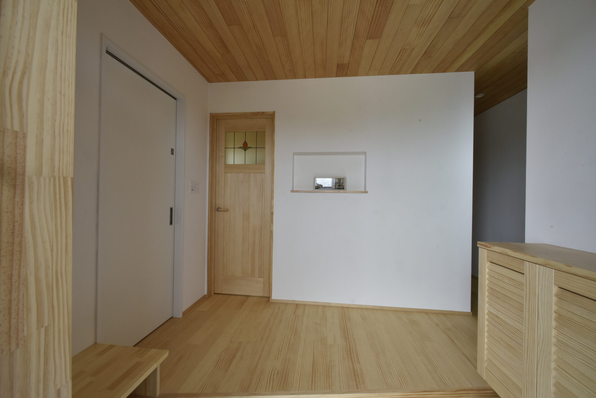 使いやすい収納が整った、ウッディモダンの平屋