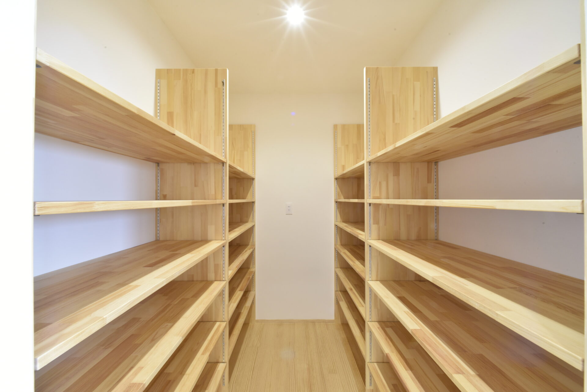 使いやすい収納が整った、ウッディモダンの平屋