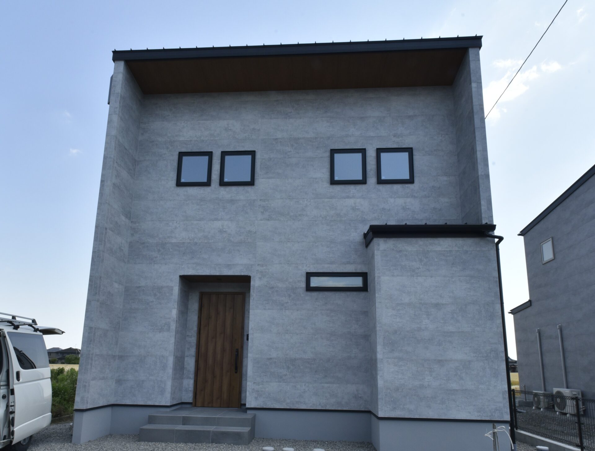 タイルデッキのついた３３坪２階建てシンプルモダンなお家