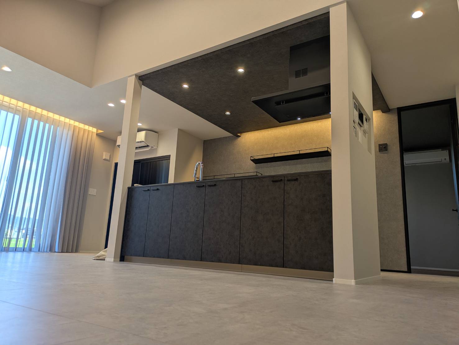 家族の暮らしに寄り添う、快適水廻り動線のモダンな平屋
