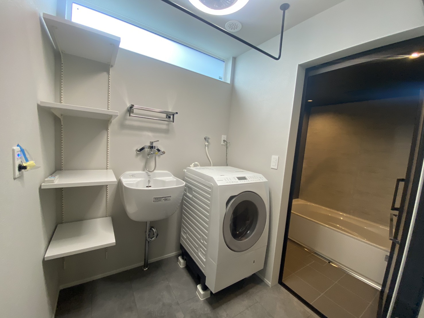 家族の暮らしに寄り添う、快適水廻り動線のモダンな平屋
